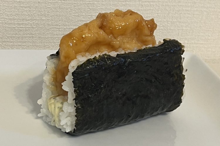 ローソン『具！おにぎり　まるでチキン南蛮丼』。鶏の唐揚げが大きくごはんからはみ出ている