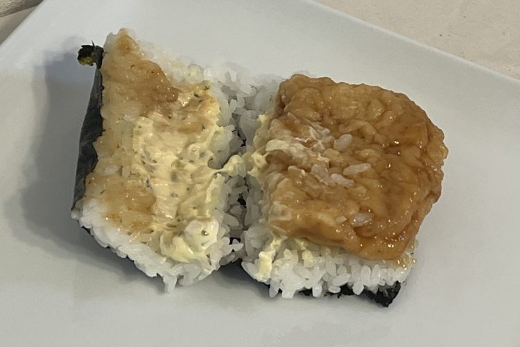 ローソン『具！おにぎり　まるでチキン南蛮丼』。ごはんと鶏の唐揚げの間にタルタルソースが塗られている