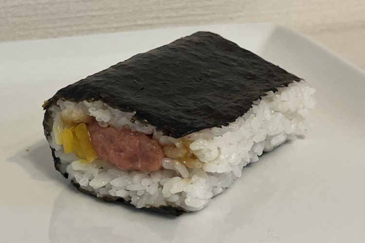 ローソン『具！おにぎり　まるでまぐろたたき丼（とろたく風）』。中央にあるまぐろのたたきとたくあんをごはんで挟んでくるむスタイル