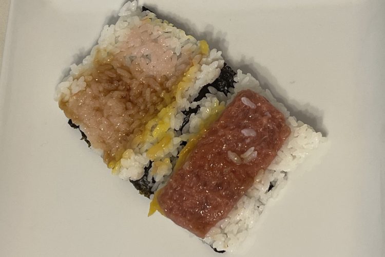 ローソン『具！おにぎり　まるでまぐろたたき丼（とろたく風）』を開いた様子。醤油ダレもたっぷり使われている