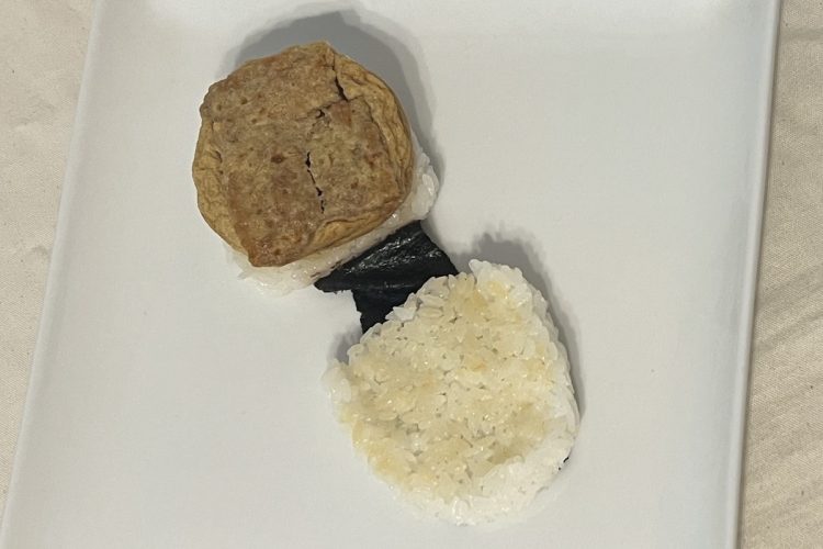 セブン−イレブン『具だくさんおむすび　かつ丼』を開いた様子。とんかつと玉子が一体化している