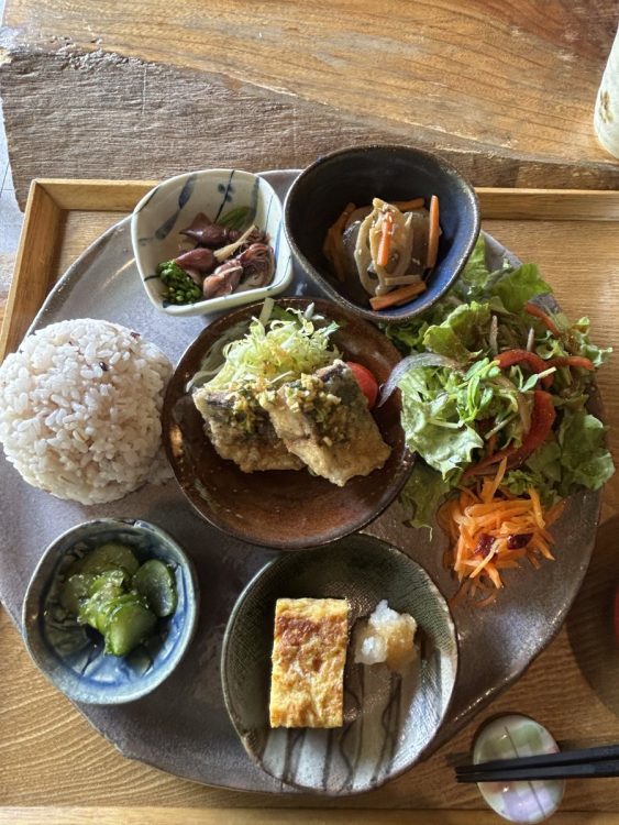 「古民家cafeふるさと」のランチ。ドリンク込みで1650円