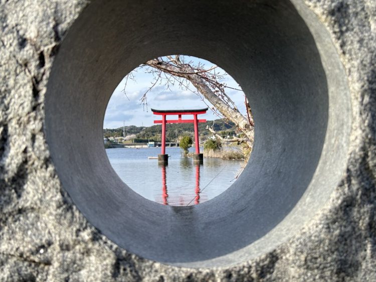 亀山湖沿いの亀山水天宮