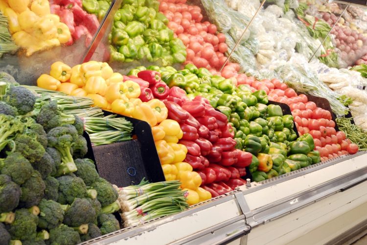 検査で違反が判明したときには、食品がすでにスーパーに出回っているケースも（写真：イメージマート）