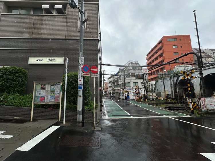 渋谷からたった1分電車に乗るだけで、急に静かになるのが神泉駅
