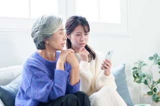 「普通のスマホにすればよかった…」シニア向けスマホの落とし穴　子供や孫に使い方を聞いても「わからない」、タップしただけでは反応しない機能に「イライラする」の声も