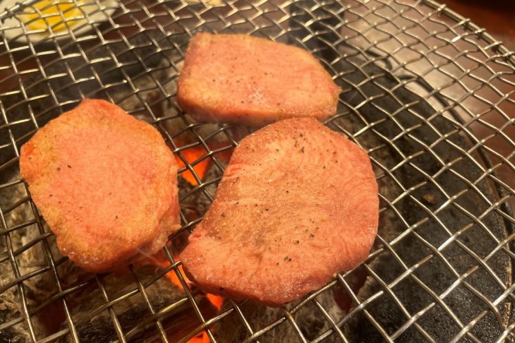 上品なタンはレモンでさっぱりいただく