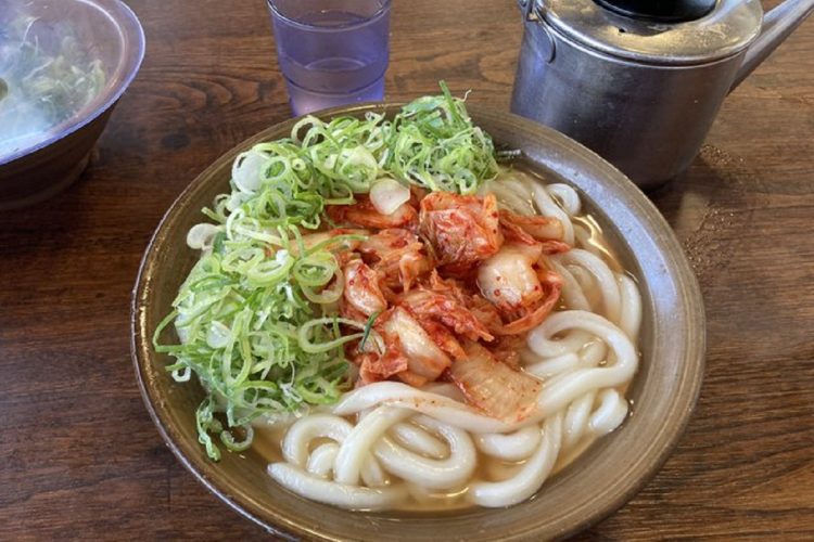 「牧のうどん」のキムチうどん卓上のネギ乗せ