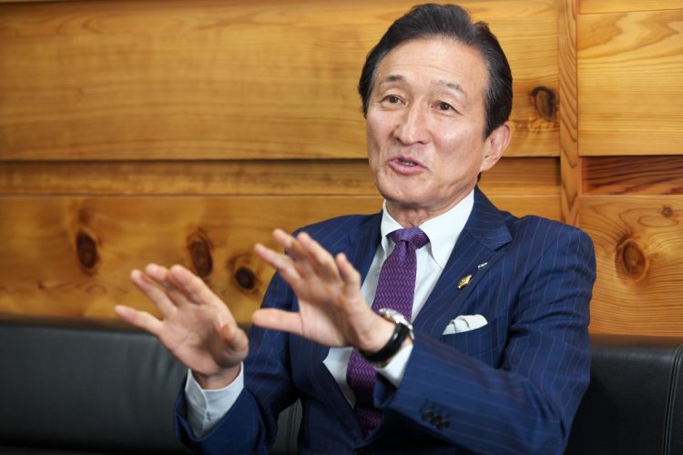 インタビューに答えるワタミ会長兼社長の渡邉美樹氏