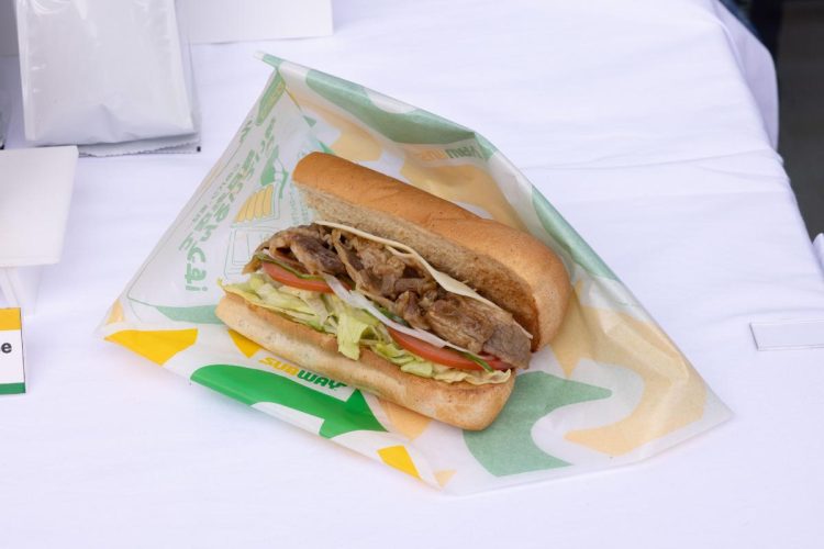 新商品「牛カルビチーズ」（税込990円、店舗限定商品）。「焼肉の和民」で培ったノウハウを詰め込んだという