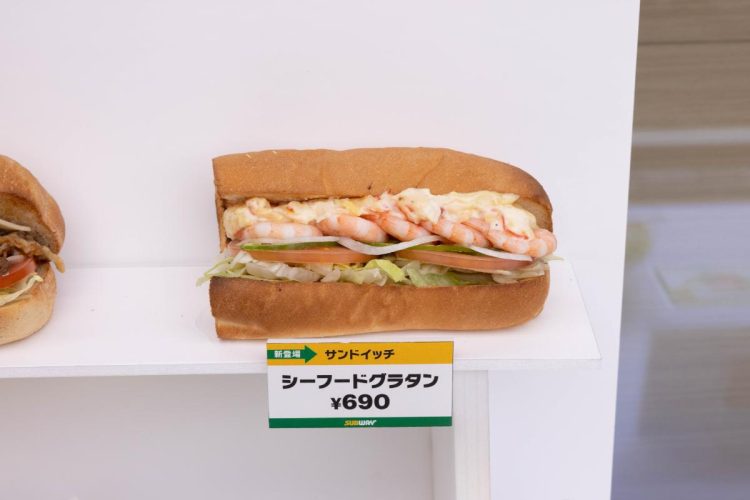居酒屋の人気メニュー「和民サラダ」で使っていた「カニマヨ」をアレンジした新商品「シーフードグラタン」（税込690円、店舗限定）