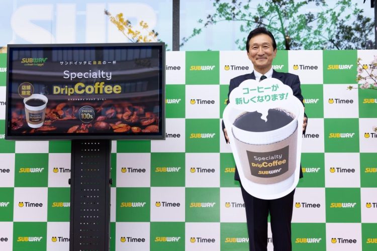 コーヒーのリニューアルも発表。「今までのサブウェイと比較し、コーヒーの原価を4倍にし、価格は25％下げました。ファストフードで一番美味しいコーヒーを作ろうとプロジェクトチームを組み、私も米サブウェイと契約してから毎日試飲し、試作を繰り返してきました」（渡邉会長）