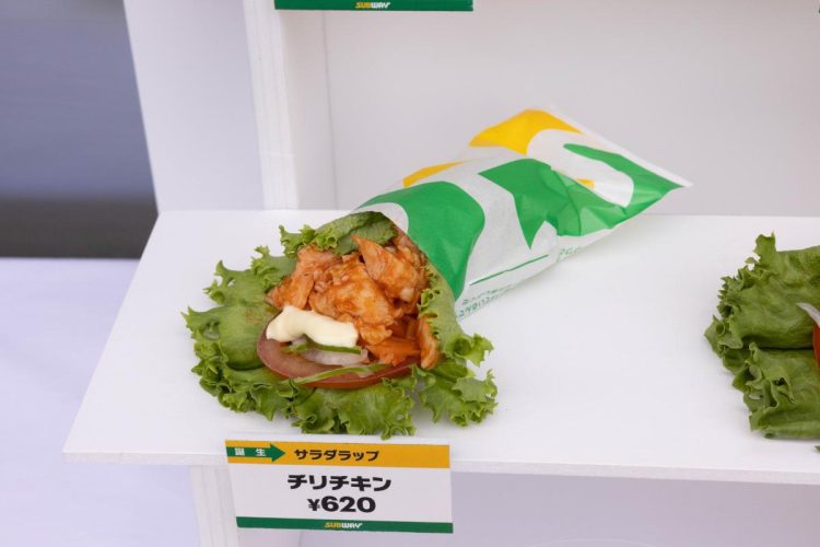 サブウェイ基準のフレッシュな野菜を使う新商品「チリチキン」（税込620円、期間限定・店舗限定）