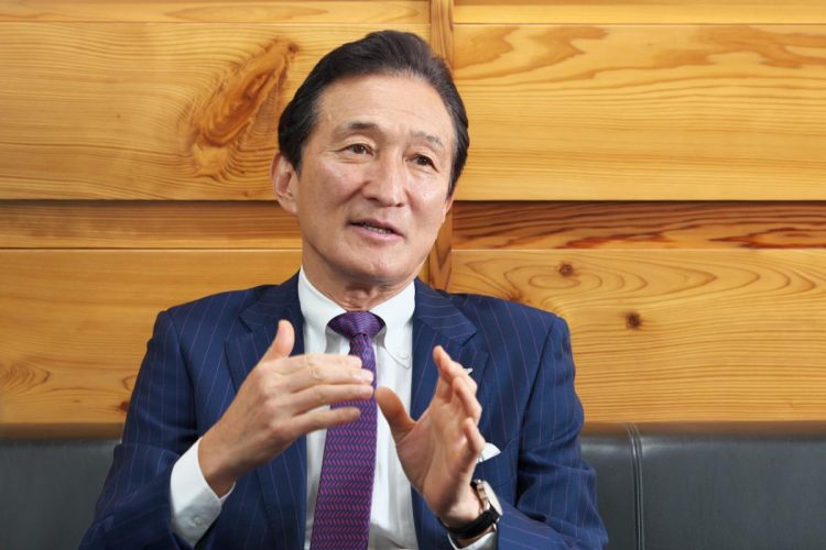 インタビューに答えるワタミ会長兼社長の渡邉美樹氏
