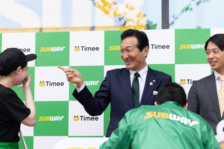 「サブウェイ ヨコハマベイサイド本店」のオープニングでタイミーワーカーの従業員に話しかける渡邉会長。右はタイミー・小川嶺社長