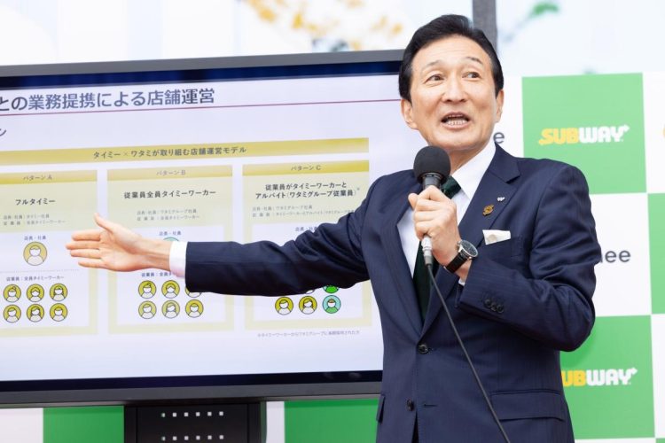 タイミーワーカーが店を気に入れば、アルバイト（ワタミグループ従業員）としてその店と直接契約することもできるパターンを説明する渡邉会長