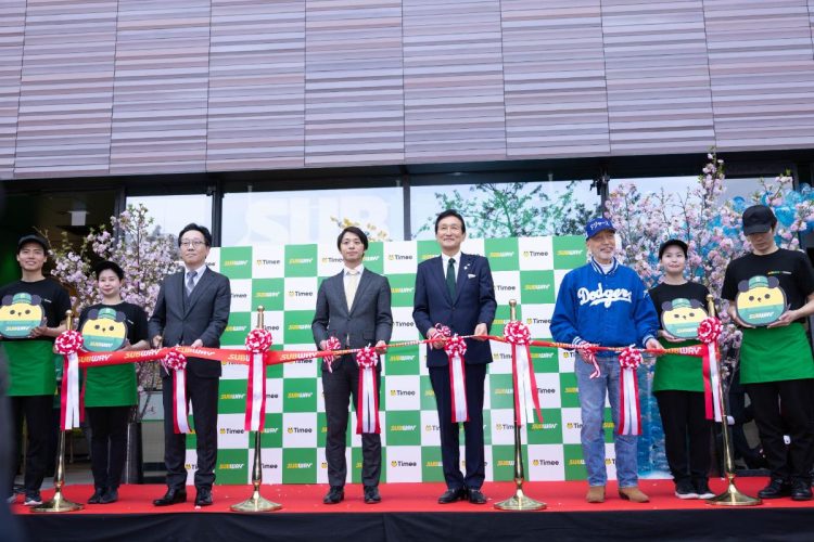 タイミーワーカーとともにテープカット