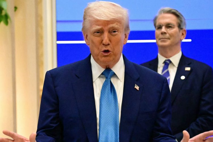 トランプ乱高下相場ではベッセント米財務長官（右）の動向にも注目（写真／AFP＝時事）