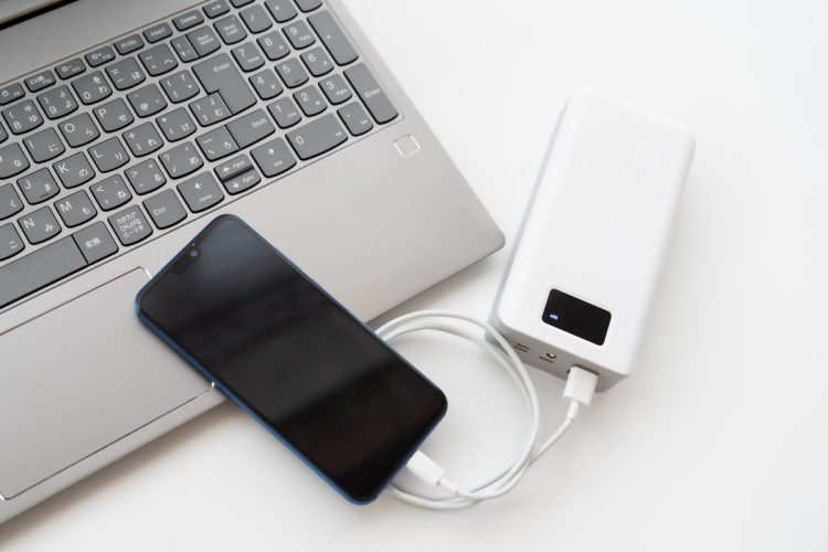 モバイルバッテリー、持ち歩いてる?(イメージ)