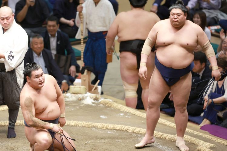 5月場所4日目、平幕の阿炎（右）に敗れて金星配給となった豊昇龍（左）