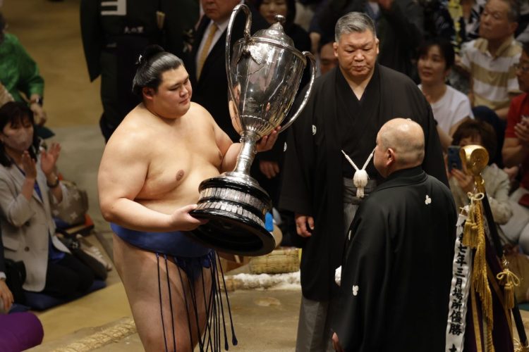 優勝を決め、豪華な副賞も手に入れた大の里(写真・JMPA)