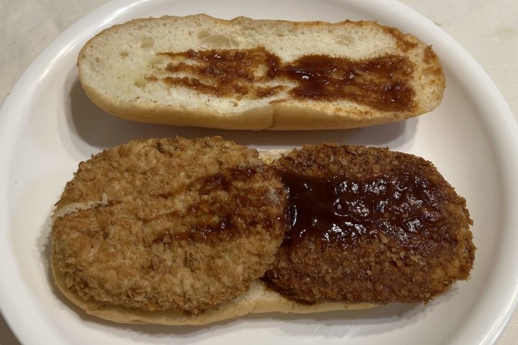 『具！パン メンチカツ＆カレーコロッケ』を開いた様子。大きなメンチカツとカレーコロッケが並んでいる