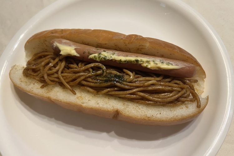 ローソンの『具！パン 焼きそば＆ウインナー』。ウインナーにはたっぷりのマヨネーズ