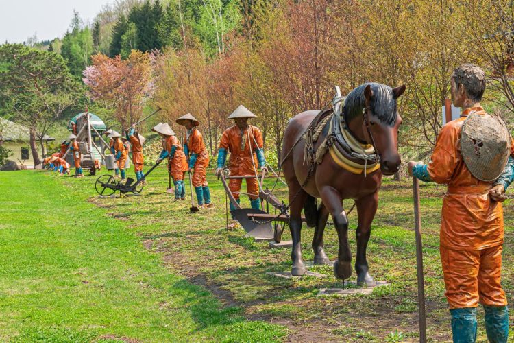 「博物館網走監獄」に展示されている囚人の作業風景。明治時代、北海道の囚人には道路建設など過酷な労働が課され、多数が落命した(写真:イメージマート)