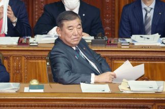 「2336万円もらえるはずが365万円に」政府の年金制度改革法案で「遺族年金」の給付水準が大幅カット　「保険料を減らす」「支給期間を有期にする」など民間保険会社ならありえない変更