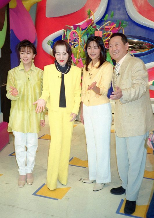 日本テレビ系の番組『マジカル頭脳パワー!!』の出演者たち。右から板東英二、中井美穂、鈴木その子さん、永井美奈子（1999年撮影）