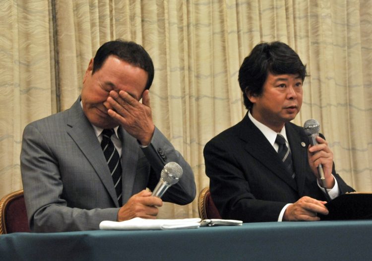 活動再開時の謝罪会見で涙する板東英二（2013年）