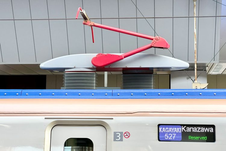 E7/W7系新幹線電車のパンタグラフ。筆者撮影