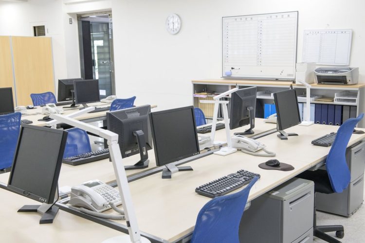 なぜ他の社員の机に私の履歴書が…（イメージ）