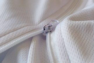 「前はYKKだったのに…」アパレル業界でひっそり進む“ファスナーのコストダウン”の実態をショップ店員が明かす　値上げを回避する企業努力だが顧客離れを懸念する声も