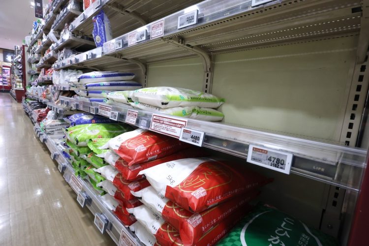 品薄が続くスーパーの米売り場(時事通信フォト)