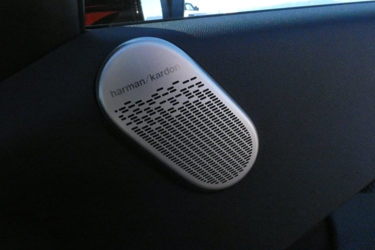 純正オプションのハーマンカードンシステムではツィーターなどが追加され、音質がさらに良くなる