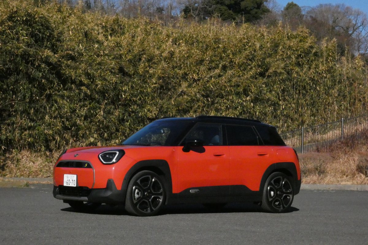 MINIの特徴でもある丸型ヘッドライトではなく、SUVモデルとして先にデビューしている「カントリーマン」と同じ趣旨の変形角形のヘッドライトを採用した「エースマン」