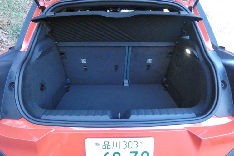 5人乗車時の荷室容量は300リッターで床の奥行きも600mmある。4人分の荷物を積んで一泊旅行ぐらいなら対応可能
