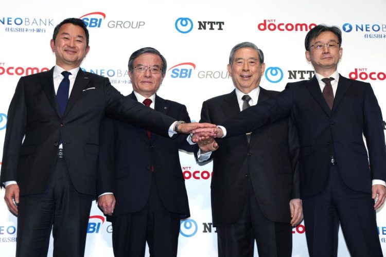 NTTドコモによる住信SBIネット銀行の買収とNTT、SBIホールディングスの資本業務提携が発表された(5月29日。写真:時事通信フォト)