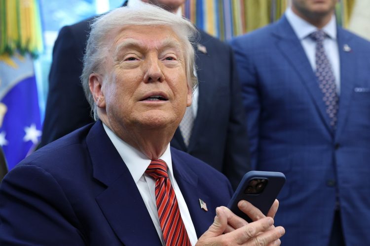 5月23日、原子力産業の活性化を図るための4本の大統領令に署名したトランプ大統領(Getty Images)