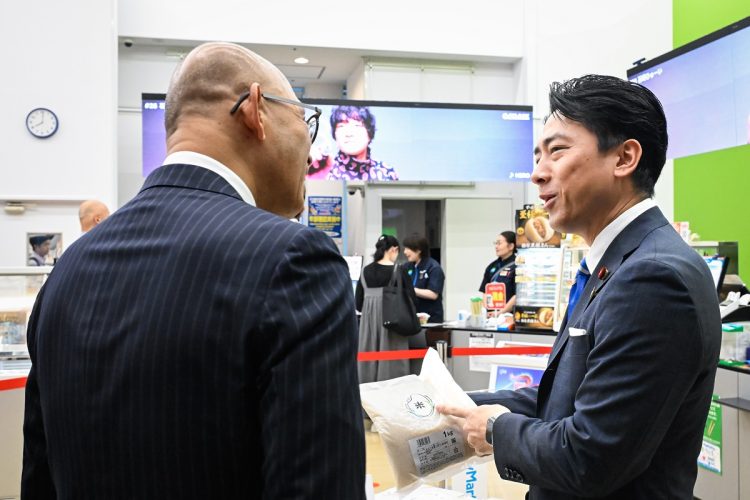 令和の米騒動はいつ終わるのか(備蓄米の販売状況を視察する小泉進次郎・農水相。時事通信フォト)