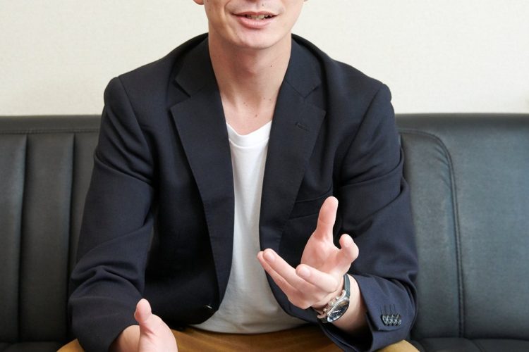 休憩中に営業してくるなんて…(イメージ)