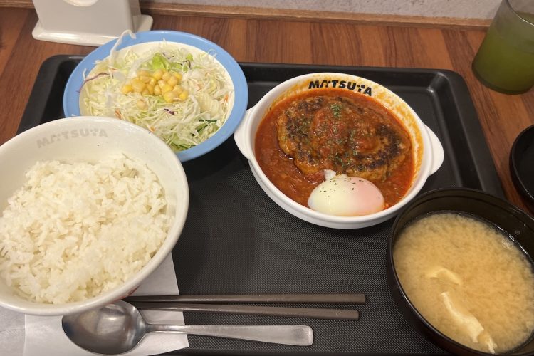 6月3日からレギュラーメニューとなった松屋の『うまトマハンバーグ定食』。980円