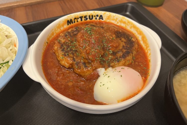 ハンバーグに特製トマトソースが絡んだうまトマハンバーグ。半熟玉子は標準でトッピング
