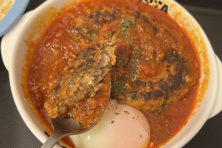 歯ごたえのあるハンバーグとトマトソースの相性は完璧