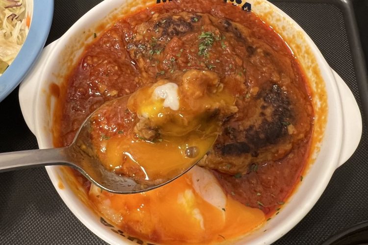 半熟玉子の黄身をトマトソースに溶かして、ハンバーグといっしょにいただく！