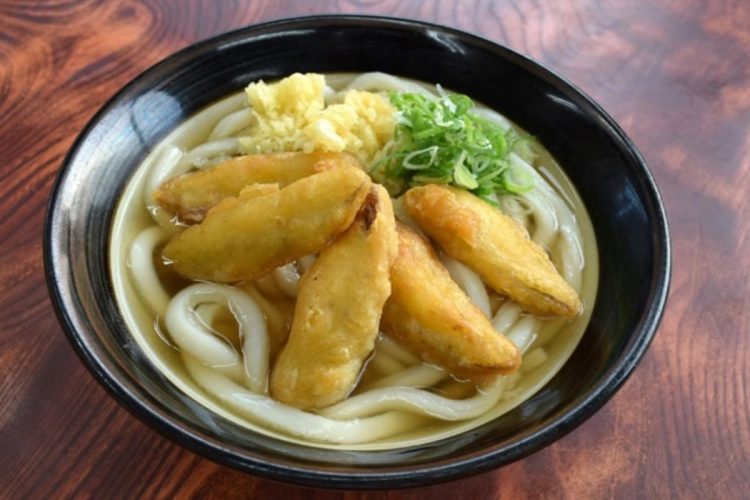 名物・ごぼう天うどん（470円）。北海道産熟成昆布を使っただしが味の決め手だ（釜揚げ牧のうどん提供）