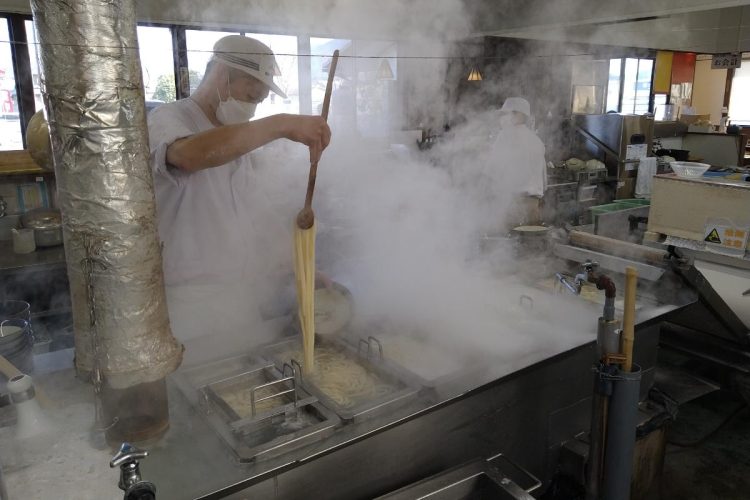 牧のうどんでは、麺のかたさ「中」の茹で時間が30分。いつでも釜揚げを提供できるよう、常にうどんを湯がいている（釜揚げ牧のうどん提供）