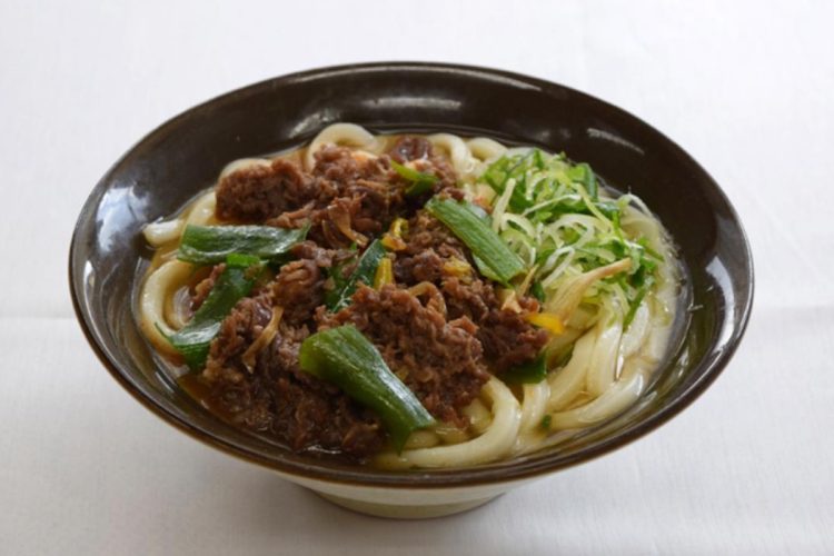 一番人気の「肉うどん」（630円）。博多うどんの定番メニューだ（釜揚げ牧のうどん提供）