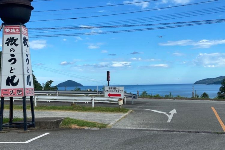 玄界灘を望む風光明媚な糸島・二丈バイパス店(釜揚げ牧のうどん提供)